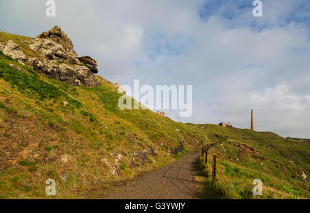 Sentier menant à l'écart de la couronne à botallack maisons moteur Banque D'Images