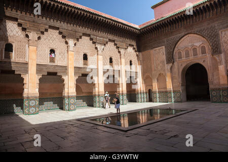 14e siècle cour Medersa Ben Youssef à Marrakech, Maroc Banque D'Images