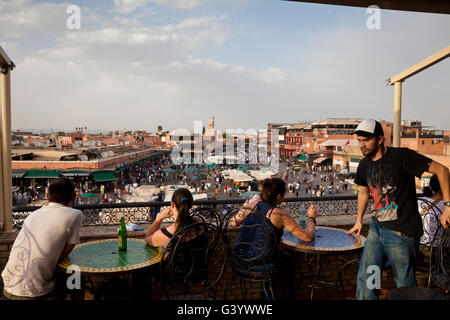 La place Jemaa el-Fnaa Marrakech, Maroc vu du cafe au-dessus le marché Banque D'Images