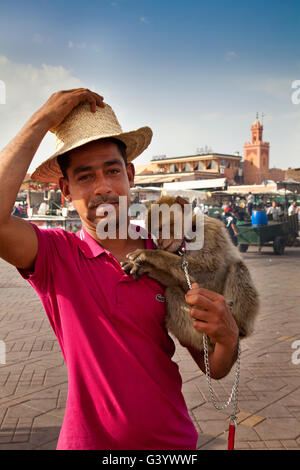 Homme berbère avec son singe à la place Jemaa el-Fna de Marrakech, Maroc place du marché Banque D'Images