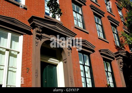 New York : 19ème siècle de style fédéral des maisons de brique sur St Luke's Place dans le West Village Banque D'Images