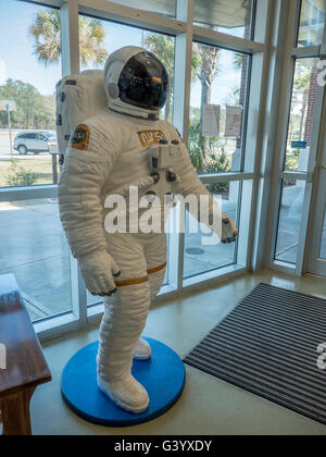 La vie d'un astronaute de la NASA Taille Spaceman statue au centre d'accueil de l'État de Floride sur l'Interstate 75 South Banque D'Images