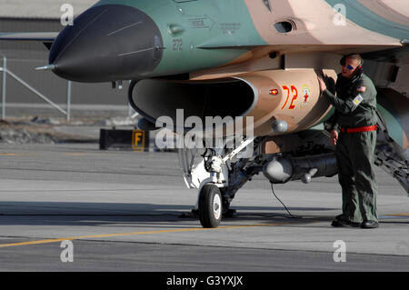 Un mainteneur preps un ennemi F-16 Fighting Falcon avant une mission. Banque D'Images