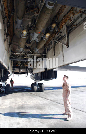 Un soldat vérifie les bombes d'un B-1B Lancer. Banque D'Images