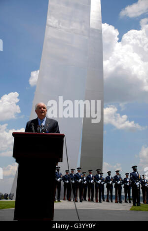 Secrétaire de l'Air Force salue la foule des aviateurs à l'Air Force Memorial. Banque D'Images