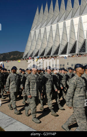 La promotion de 2012 marches en face de la chapelle des cadets. Banque D'Images