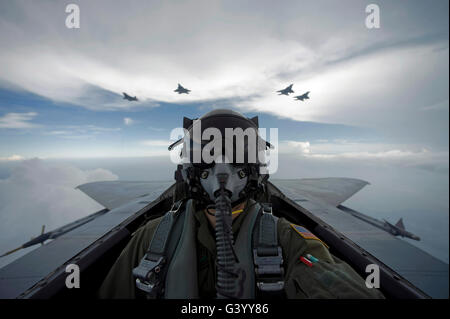 Pilote de l'US Air Force prend un autoportrait au cours d'une sortie avec des F-15 Eagle et F-22 Raptors. Banque D'Images