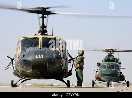 Un Irakien d'hélicoptères Iroquois UH-1H et un hélicoptère Mi-17 Hip irakien Banque D'Images