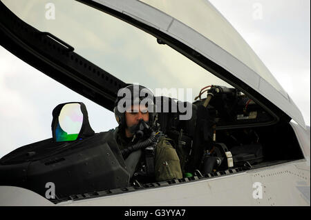 Pilote de l'US Air Force d'attente pour le démarrage du moteur tout en attaché dans un F-22A Raptor. Banque D'Images