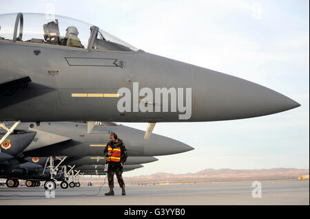 Membre de l'US Air Force s'occupe de l'entretien d F-15E Strike Eagles. Banque D'Images