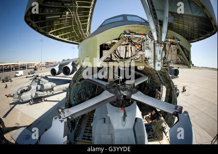 Un UH-1Y être ramené en un C-5 Galaxy. Banque D'Images