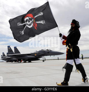 Le 428e Escadron de chasse Buccaneer mascot pose devant trois avions de chasse F-15SG Banque D'Images