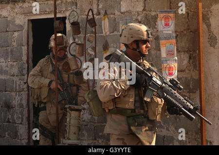 Les soldats de l'Armée de garder un oeil sur les environs dans le cadre d'une patrouille de combat dans la région de Tall Afar, l'Iraq. Banque D'Images