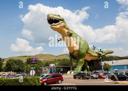 DRUMHELLER, CANADA - May 7 : The world's largest dinosaur model s'élève à 86 pieds de haut et 151 pieds de long à Drumheller 7 Juillet, 2014. Banque D'Images