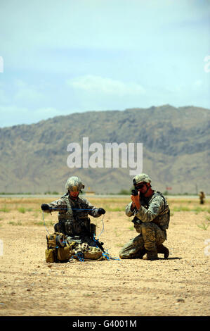 Un soldat se prépare une ligne de glisser tandis qu'un soldat de l'Armée offre une couverture en Afghanistan. Banque D'Images