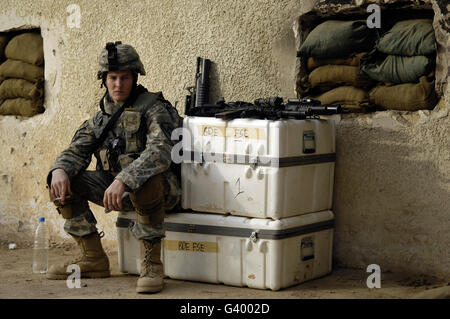 Soldat de l'armée américaine avant d'aller se détendre sur une patrouille à pied avec des soldats de l'armée irakienne en Irak, Buhriz. Banque D'Images