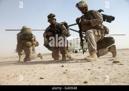 Les Marines américains le déchargement d'un hélicoptère à l'extérieur du Camp Bastion (Afghanistan). Banque D'Images