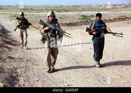 Les Marines américains et les agents de la Police nationale afghane d'une patrouille de sécurité en Afghanistan. Banque D'Images