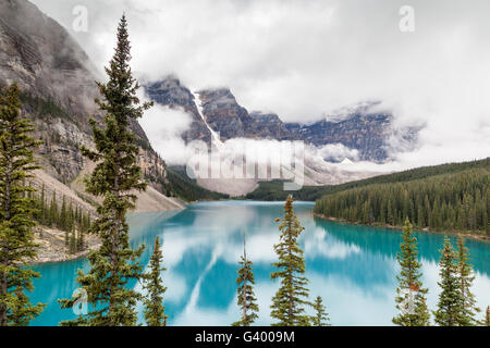 Le brouillard et les nuages descendre sur la vallée des Dix-Pics où des glaciers du lac Moraine dégage son col bleu turquoise Banque D'Images