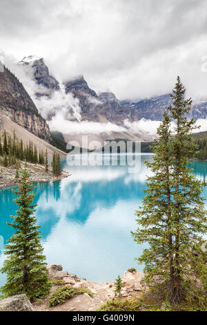 Le brouillard et les nuages descendre sur la vallée des Dix-Pics où des glaciers du lac Moraine dégage son col bleu turquoise Banque D'Images