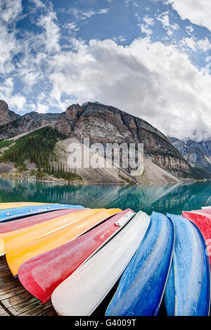 Une vue sur le lac Moraine fisheye dans les Rocheuses canadiennes, avec des canoës de couleur sur l'avant-plan et la vallée des Dix Banque D'Images