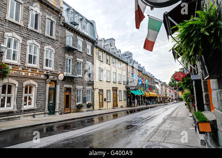 La VILLE DE QUÉBEC, CANADA - LE 23 AOÛT : Scène de rue rustique dans le Vieux Québec le 23 août 2012. Banque D'Images