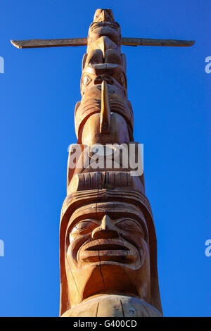 Colorful native art totem au parc Stanley, Vancouver, Colombie-Britannique, Canada. Banque D'Images