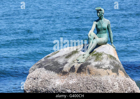 Fille dans Wesuit statue au parc Stanley, Vancouver. La statue représente la dépendance de Vancouver sur la mer. Banque D'Images