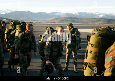 Les membres de la Légion étrangère française et les soldats de la Belgique (avec des marques jaunes en uniforme) à pied à travers l'aire de 2007 Banque D'Images
