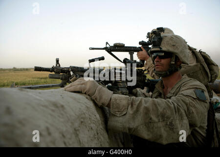 Les Marines américains observer le mouvement des forces ennemies. Banque D'Images