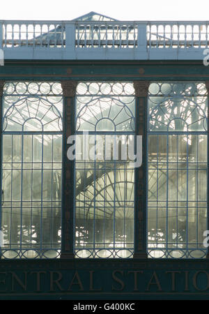 Les modèles de fenêtre soleil victorienne remplages à la gare centrale, Glasgow, Écosse, Royaume-Uni, Banque D'Images