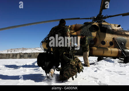 L'aviation de l'Armée nationale afghane membres conseil un hélicoptère Mi-17. Banque D'Images