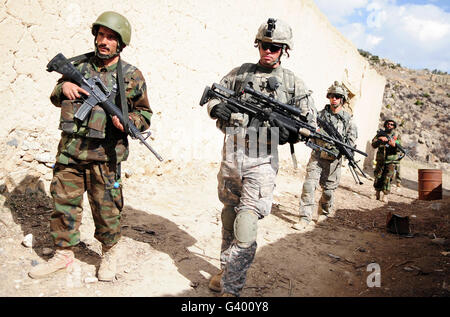 Les troupes de l'armée américaine diriger une patrouille avec des militaires de l'Armée nationale afghane. Banque D'Images