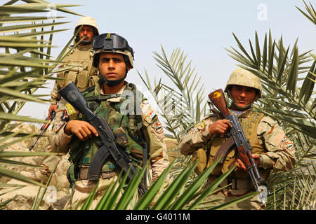 Des soldats iraquiens effectuer une patrouille à pied dans Al Madinia, de l'Iraq. Banque D'Images