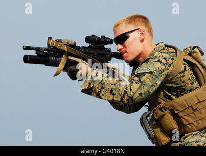 Une Aire Marine regarde par la vue de son fusil d'assaut. Banque D'Images