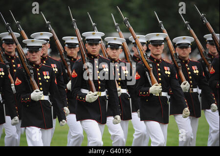 Les Marines américains en mars au cours de la passe et de l'examen partie de la Parade au coucher du soleil à Arlington, en Virginie. Banque D'Images