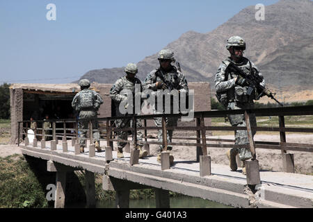 Les membres de l'Équipe provinciale de reconstruction à travers un site de construction en Afghanistan. Banque D'Images