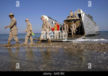 Marines descendre d'un bateau de débarquement de fournir du personnel et des fournitures à l'appui de l'opération réponse unifiée. Banque D'Images