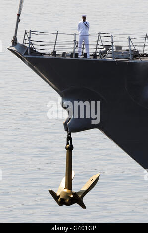 Un marin de la Marine américaine mans les rails du destroyer lance-missiles USS Kidd. Banque D'Images