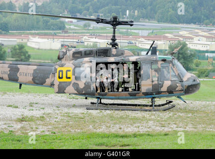 Soldats de décoller en un UH-1 Iroquois à Hohenfels, Allemagne. Banque D'Images