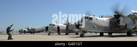 C-2A Greyhound commencer leurs moteurs d'avions pour un vol de formation. Banque D'Images