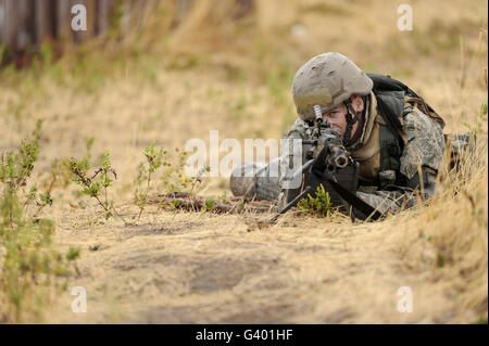 Airman met en place un périmètre pendant le fonctionnement de l'exercice de préparation. Banque D'Images