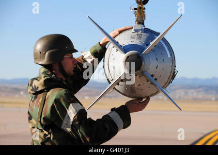 Un aviateur garantit une GBU-31 Joint Direct Attack Munition est fixé sur une bombe d'ascenseur. Banque D'Images