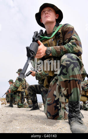 De démolition sous-marine de base/JOINT (BUD/S) Les élèves font un exercice de patrouille. Banque D'Images