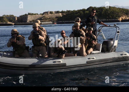 Les Marines américains s'approchent d'un navire suspect lors de la formation d'embarquement petit bateau en Grèce. Banque D'Images