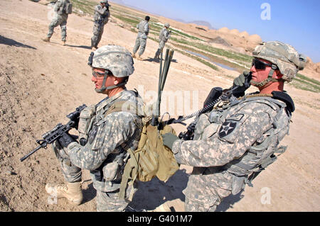 Les soldats de l'Armée américaine à une mise à jour au cours d'une mission d'aide humanitaire en Afghanistan. Banque D'Images