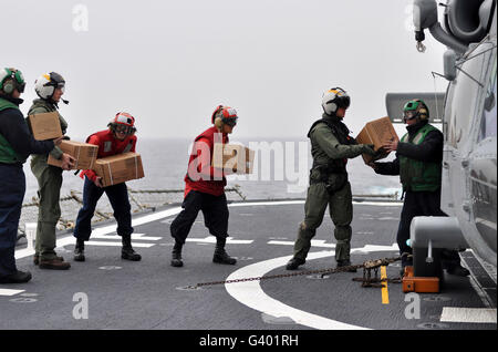 Charge marins boîtes de nourriture sur un SH-60F Sea Hawk. Banque D'Images