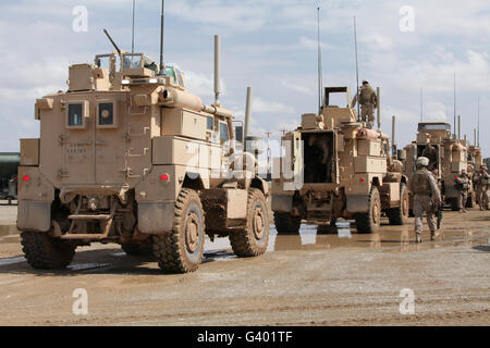 Un convoi de véhicules MRAP près du Camp Sapadalure, Afghanistan. Banque D'Images