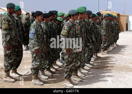 Des soldats de l'Armée nationale afghane sont hauts placés. Banque D'Images