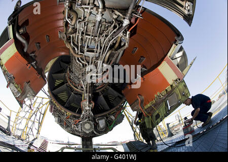 Technicien de l'US Air Force s'ouvre hydrauliquement les capots moteurs d'un KC-10 Extender. Banque D'Images